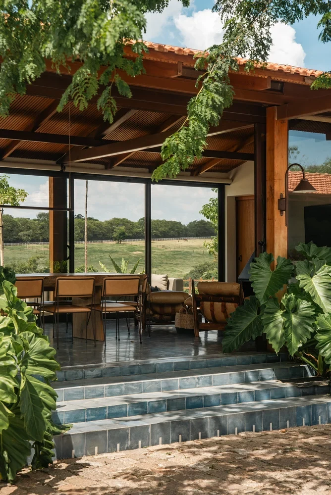 Área de convivência aberta para a paisagem.