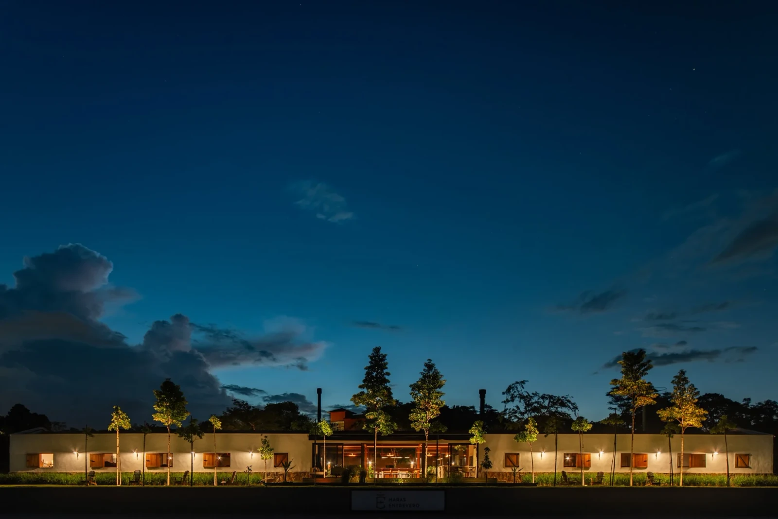Pavilhão iluminado à noite.